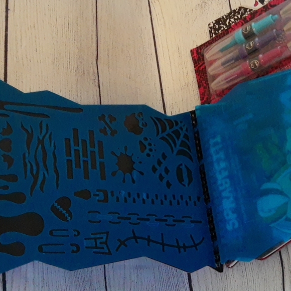 Monster High Activity Book Bundle: Sprayffiti Art and Doodle Book - Picture 7 of 16